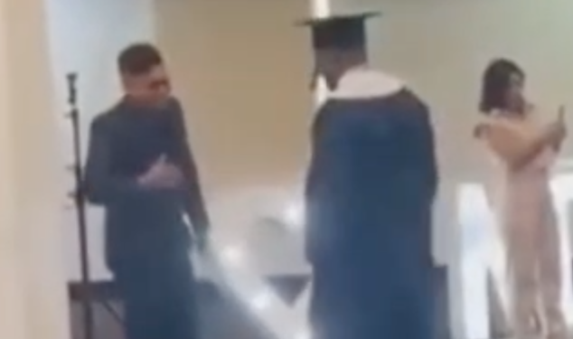 A los 41 años, Carmelo Valencia se graduó de bachiller